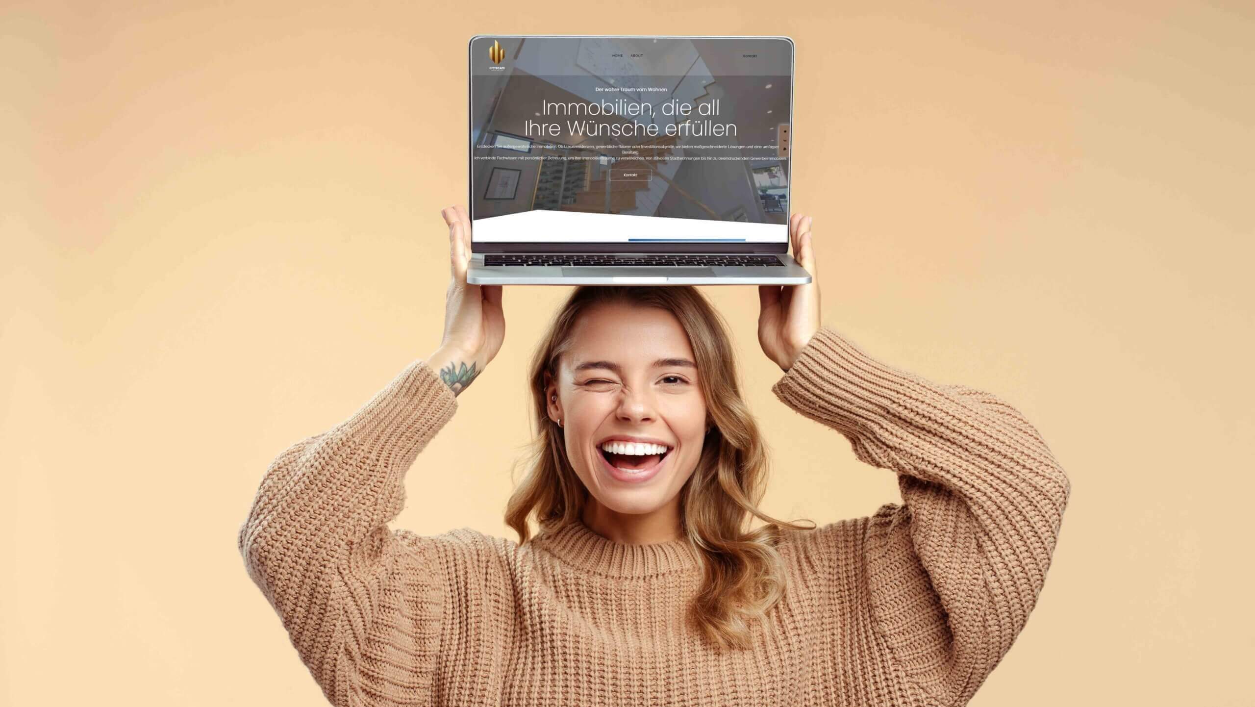 Studentin hält Laptop über Kopf, demonstriert leichte Bedienung einer OnePager Website